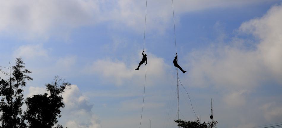 Two soldiers performing a simul rappel, with one on either side of the rope
